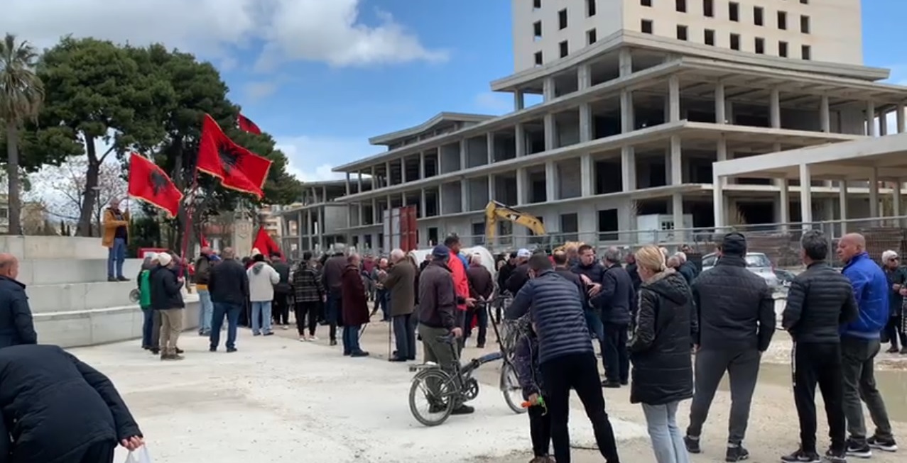 Serish protesta ne Vlore, banoret kunder projektit te Sheshit te Flamurit